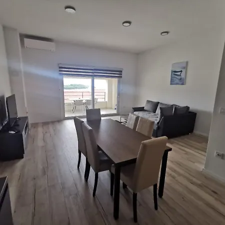 Blue Sky Apartment *
